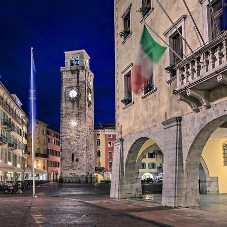 Appartamento Centro Storico Riva - Happy Rentals Bagian luar foto