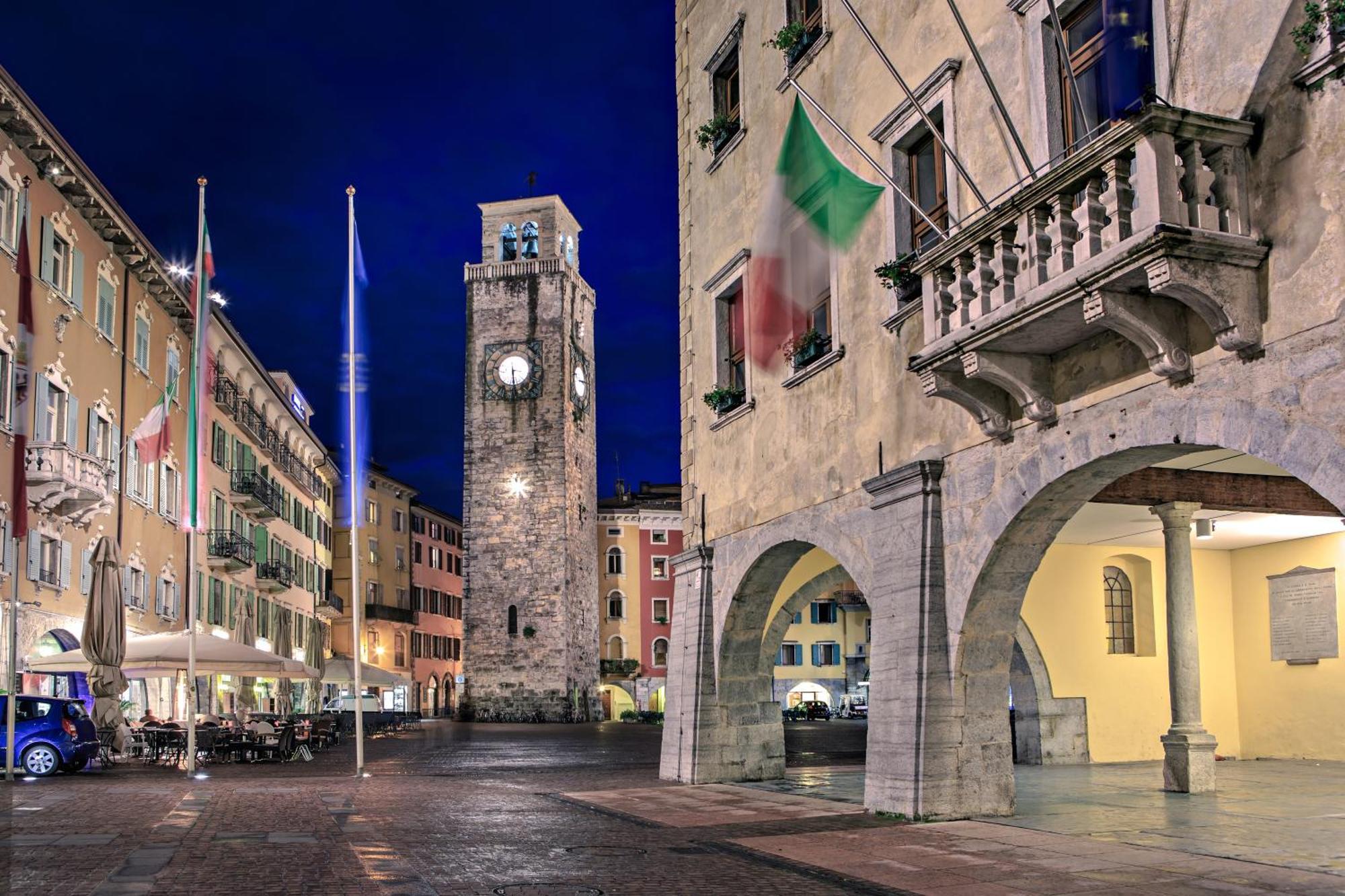 Appartamento Centro Storico Riva - Happy Rentals Bagian luar foto
