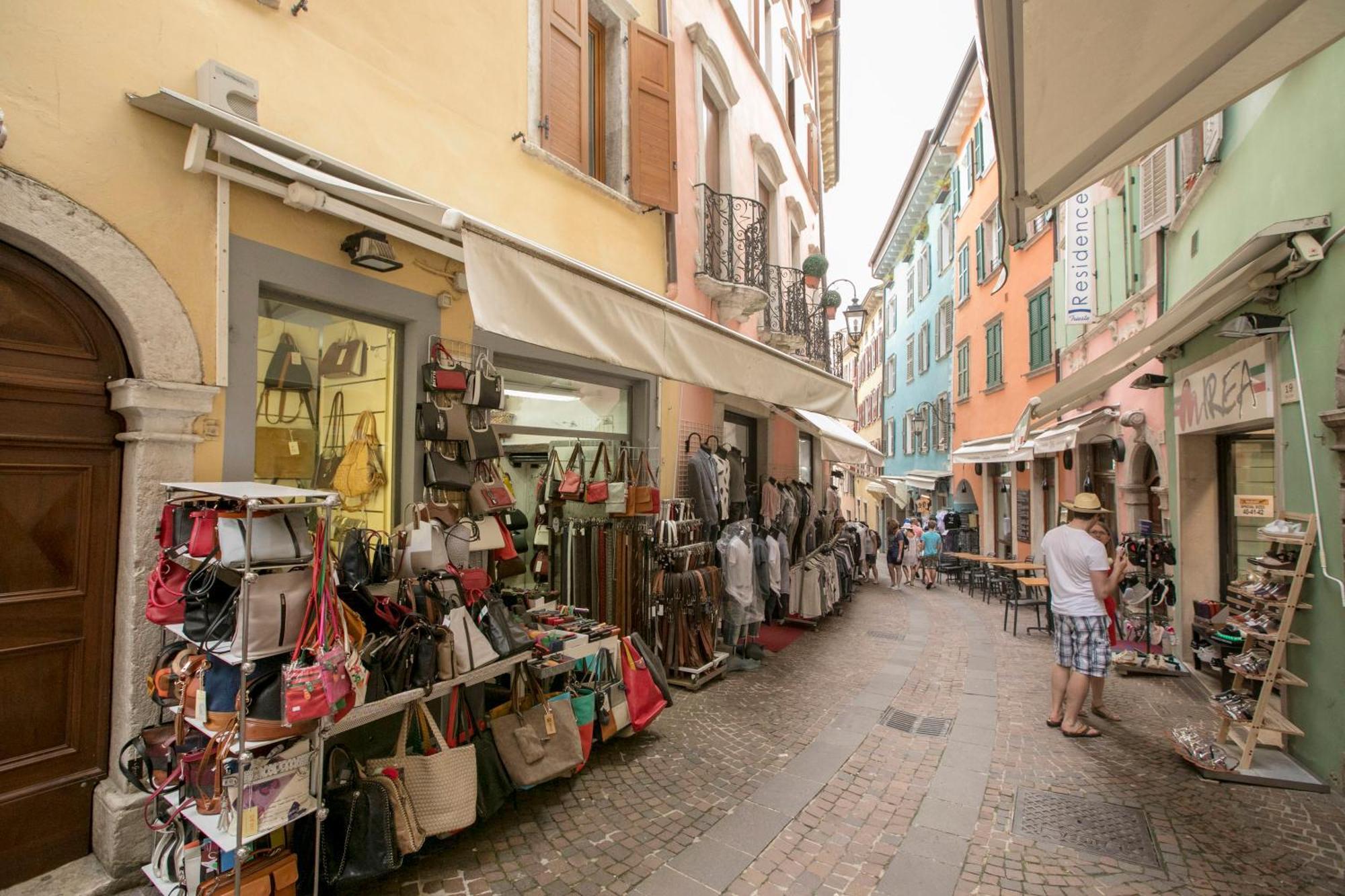 Appartamento Centro Storico Riva - Happy Rentals Bagian luar foto